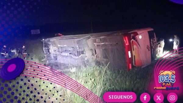 Caaguazú: Dos fallecidos en vuelco de ómnibus en el que viajaban secundarios de Luque